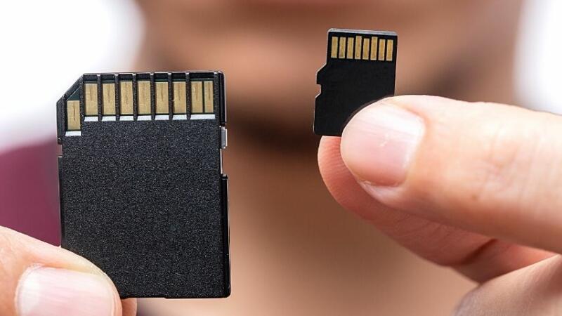Choose the SD card that is compatible with your device as the first step in making your SD card the default storage