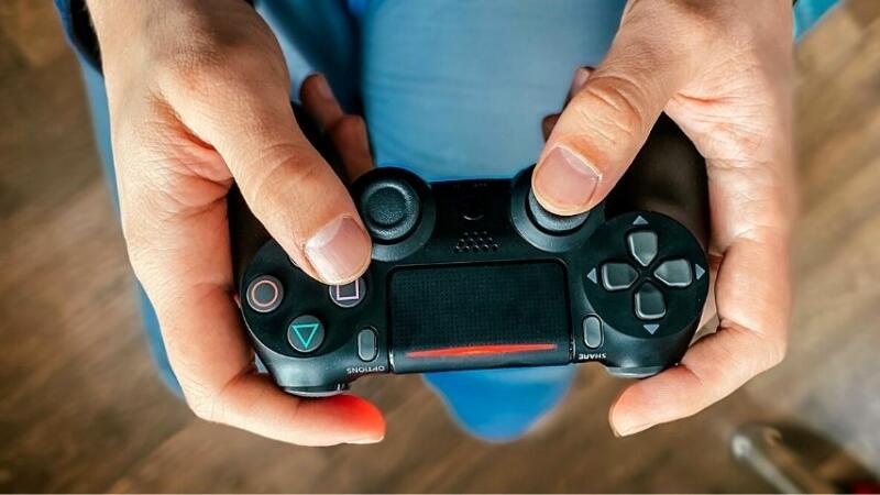If your PS4 controller won't charge and still flashes an orange light, test another PS4 controller on the cable